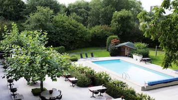 Seasonal outdoor pool, sun loungers