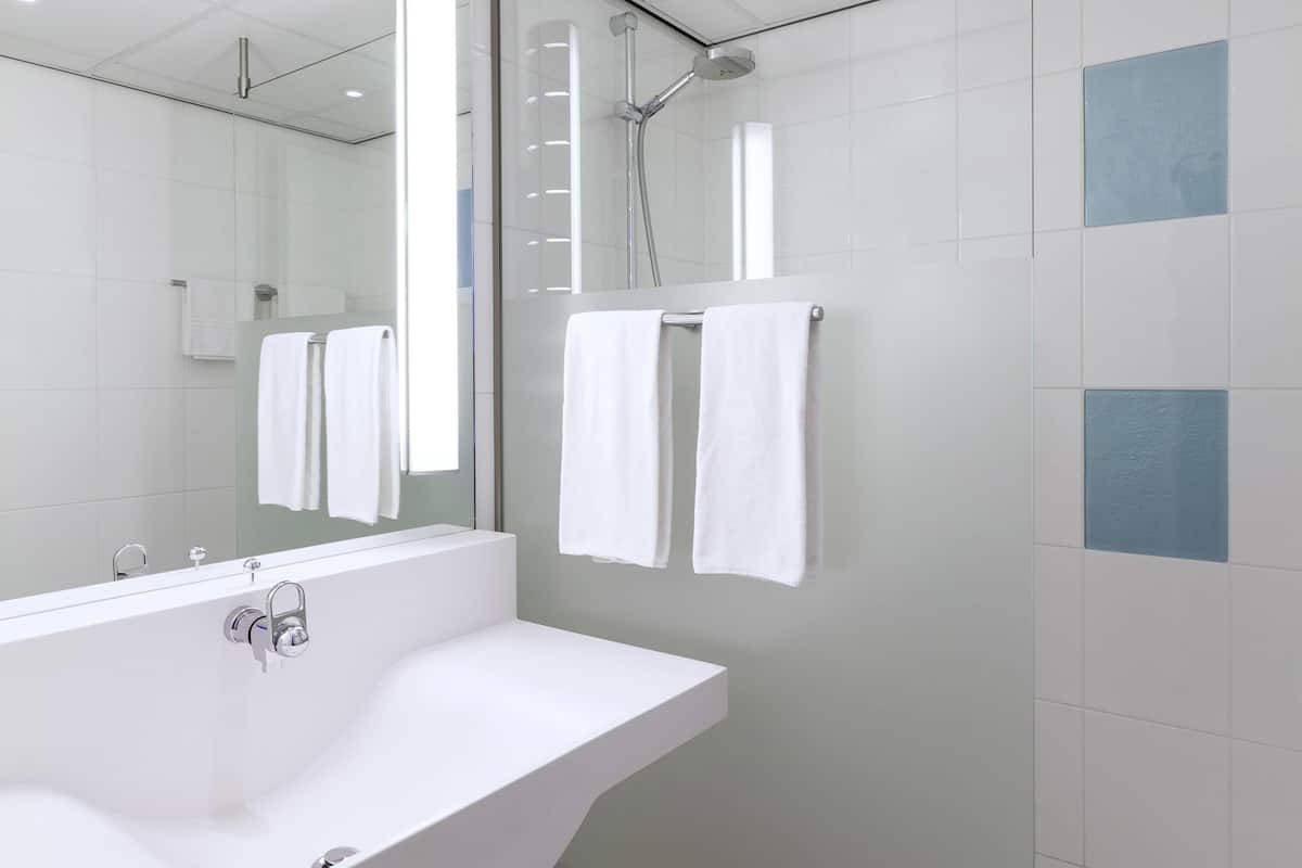 Sängtillbehör av högsta kvalitet och värdeförvaringsskåp på rummet