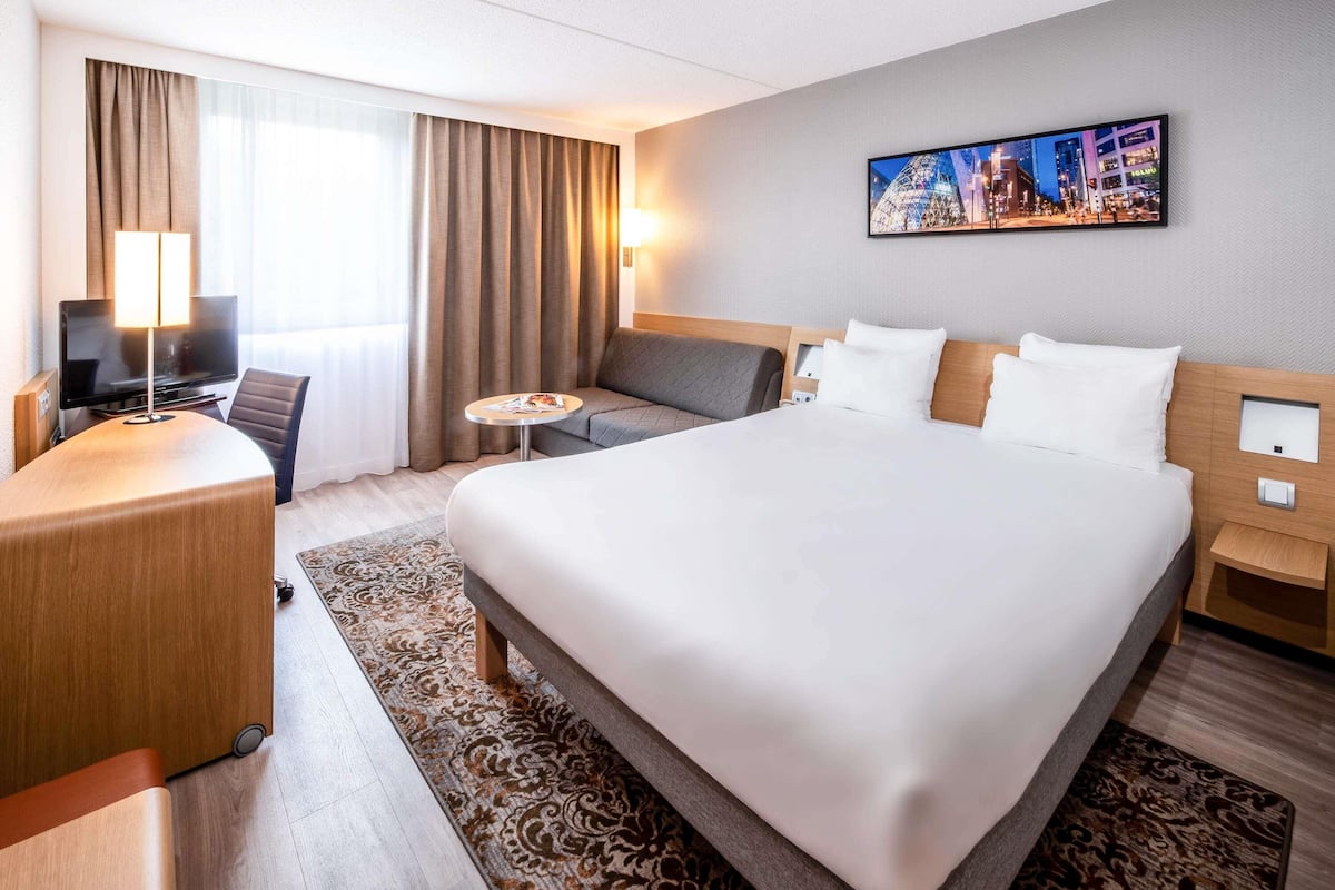 Roupas de cama premium, cofres nos quartos, escrivaninha