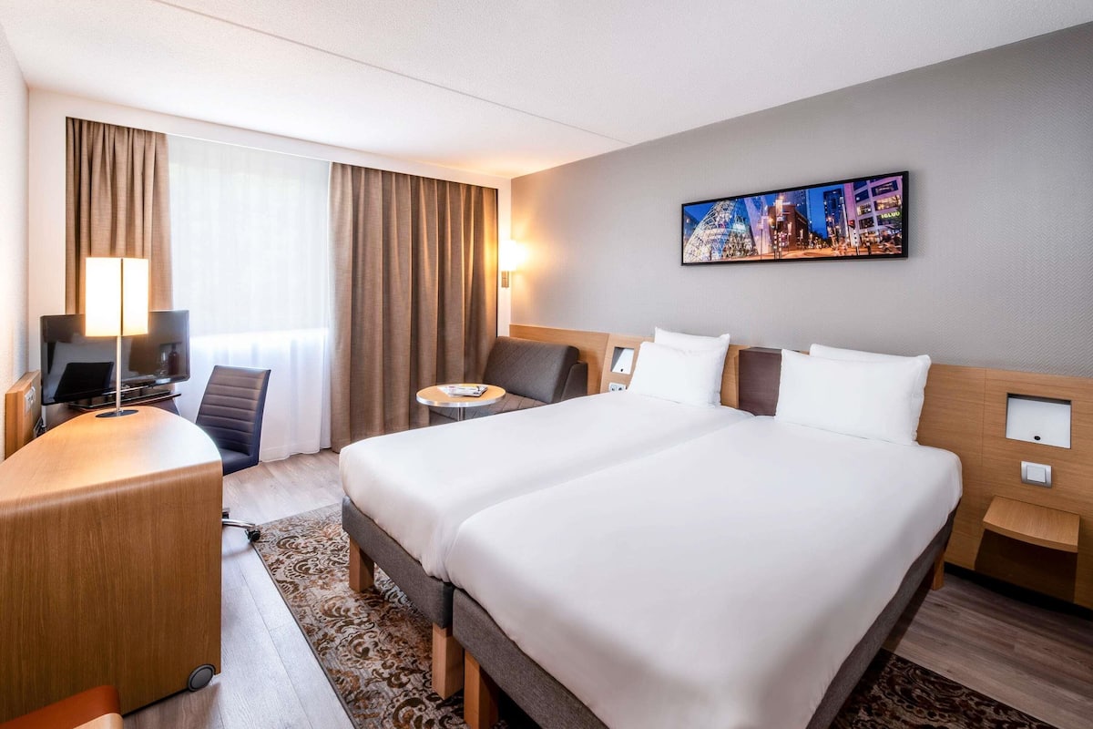 Premium bedding, in-room safe, desk, laptop workspace