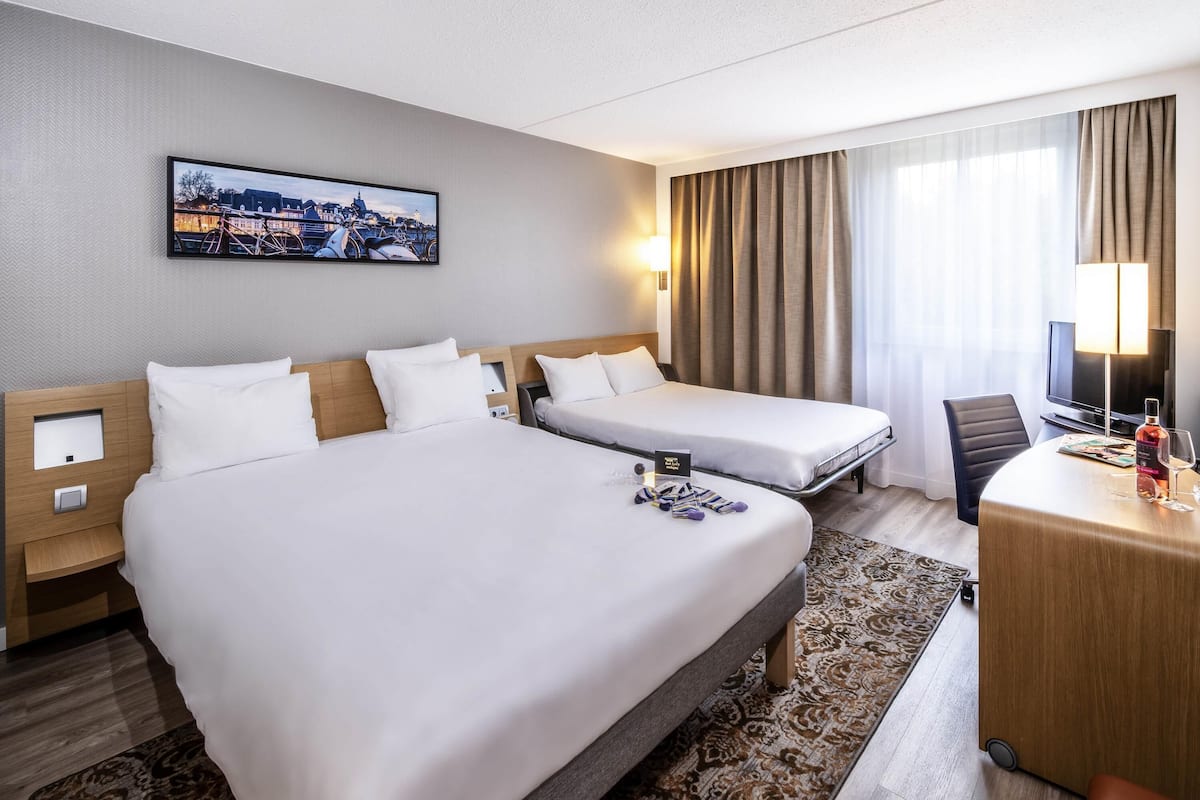 Roupas de cama premium, cofres nos quartos, escrivaninha