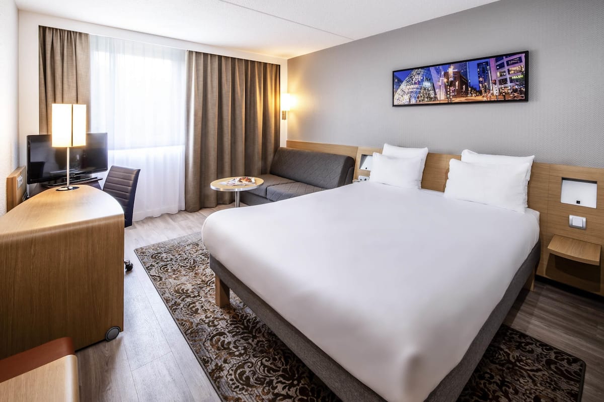 Premium bedding, in-room safe, desk, laptop workspace