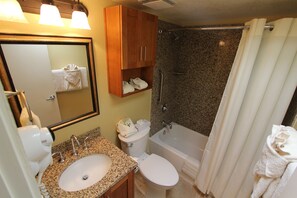 Appart'hôtel Familial, 2 chambres | Douche de la salle de bain