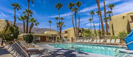 Ulkouima-allas, aurinkovarjoja, aurinkotuoleja