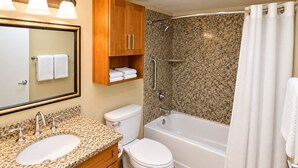Ein Badezimmer mit Doppelwaschbecken, Toilette und Badewanne.