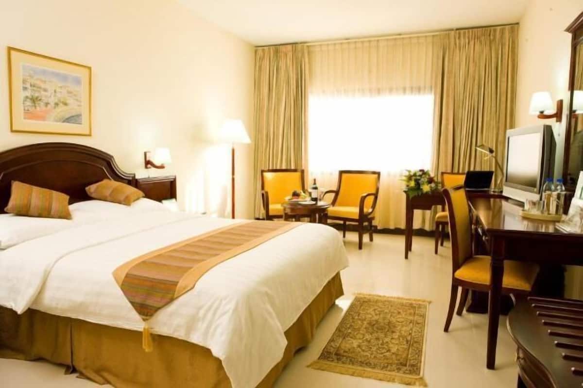 Hypo-allergenic bedding, minibar, in-room safe, desk