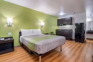 Habitación estándar, 1 cama Queen size, para no fumadores, cocineta | Wifi gratis, ropa de cama y despertador 