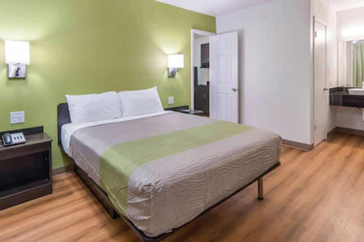 Free WiFi, bed sheets, alarm clocks