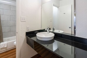 Ensemble douche/baignoire, articles de toilette gratuits