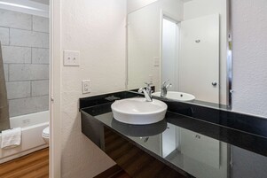 Bañera con ducha, artículos de tocador gratuitos, toallas, jabón