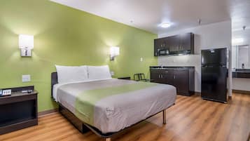 Standard Room, 1 Katil Ratu (Queen), Non Smoking, Kitchenette | Wi-fi percuma, cadar katil, jam penggera