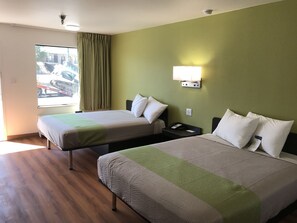 免费 WiFi、床单、闹钟