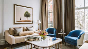 Hypo-allergenic bedding, minibar, in-room safe, desk