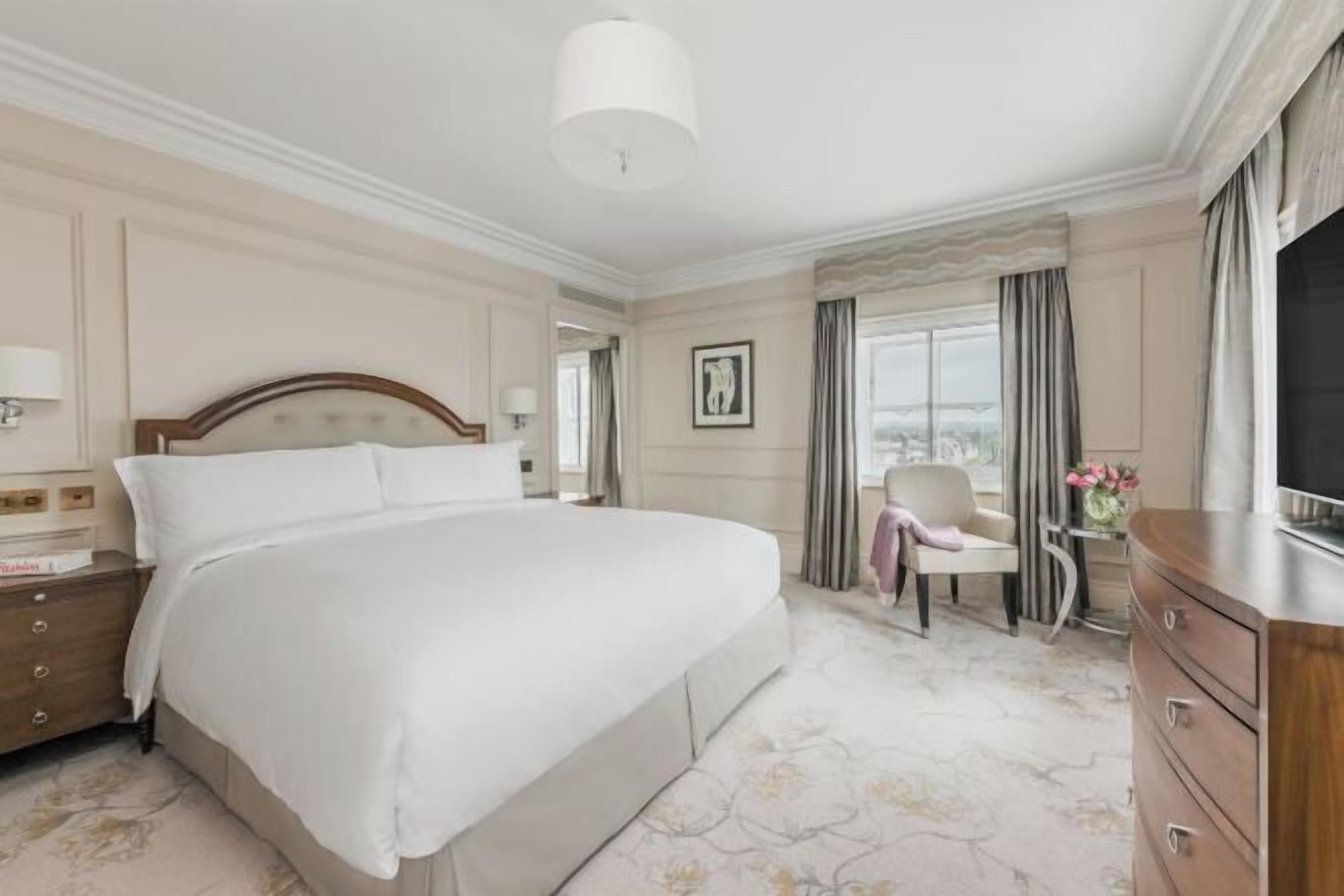 Allergitestet sengetøy, minibar, safe på rommet og skrivebord