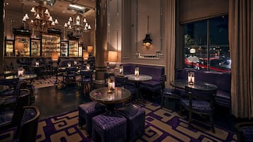 2 bars/lounges, pub, cocktail bar