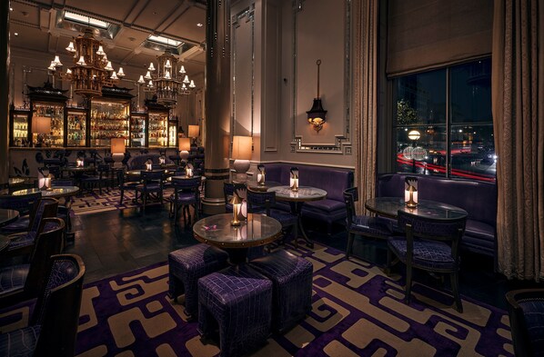2 bars/lounges, pub, cocktail bar