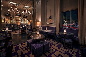 2 bars/lounges, pub, cocktail bar