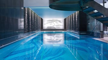 Piscine couverte, accès possible de 06 h 00 à 22 h 00, chaises longues