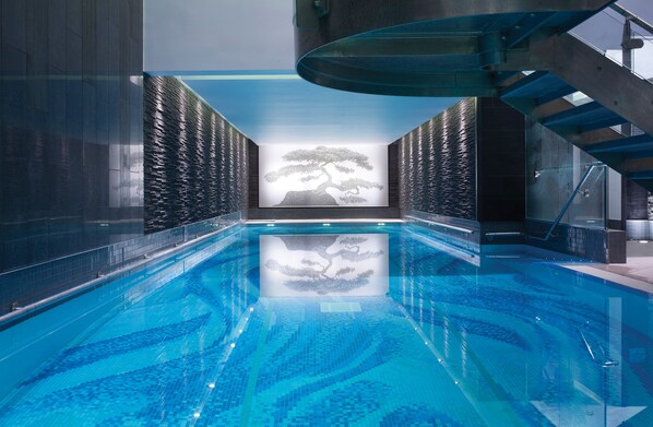 Indoor pool, sun loungers