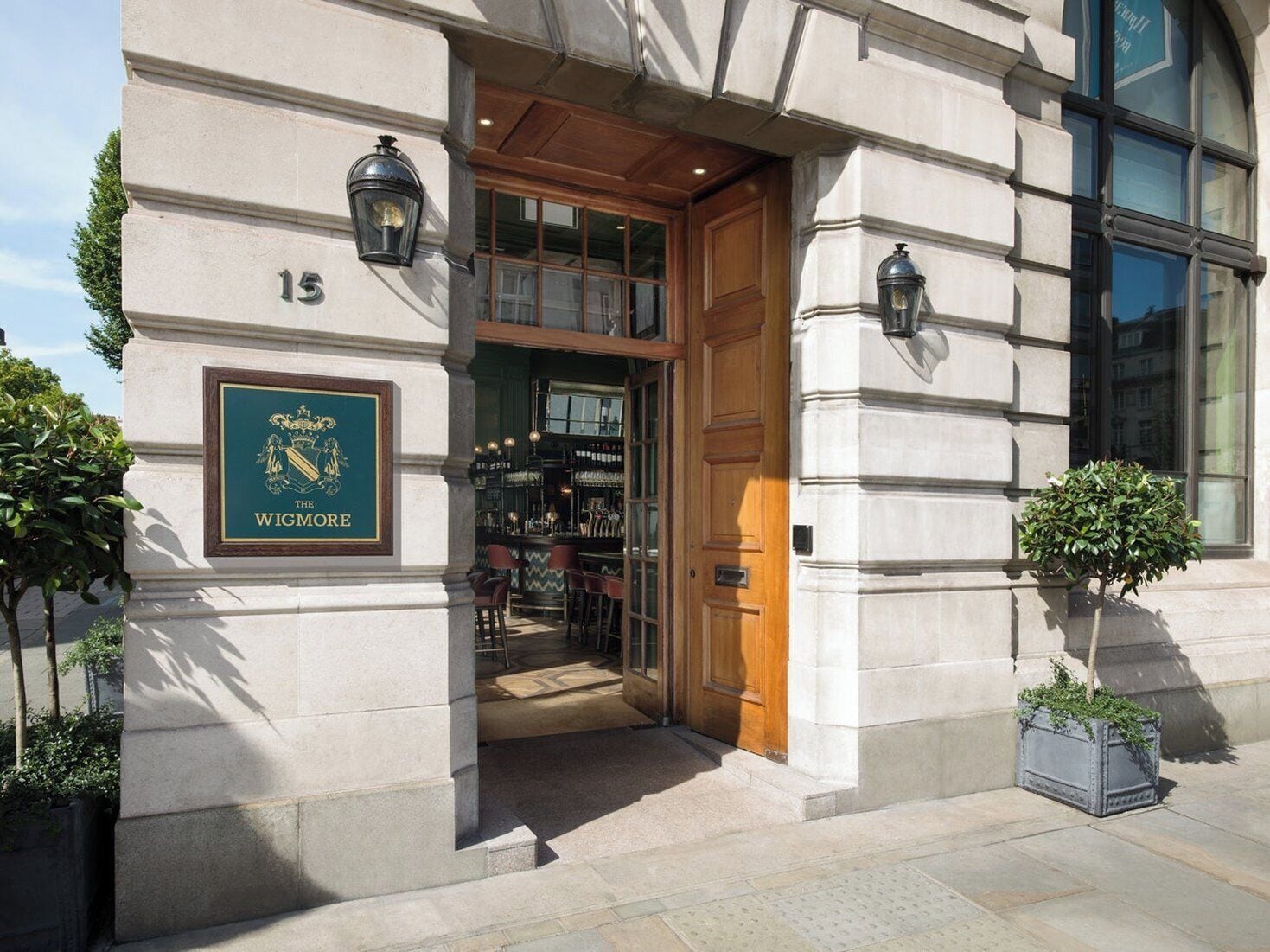 2 bars/lounges, pub, cocktail bar