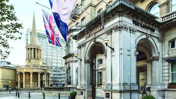 Vista frontal de la propiedad