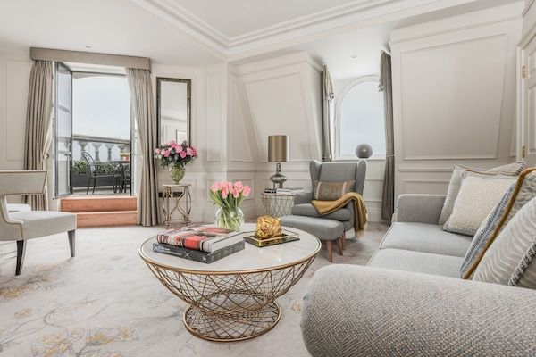 Hypo-allergenic bedding, minibar, in-room safe, desk