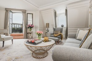 Hypo-allergenic bedding, minibar, in-room safe, desk