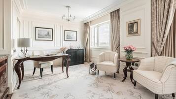 Club Executive King | Hypo-allergenic bedding, minibar, in-room safe, desk