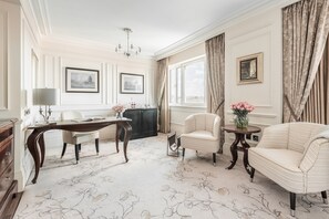 Club Executive King | 1 bedroom, hypo-allergenic bedding, minibar, in-room safe