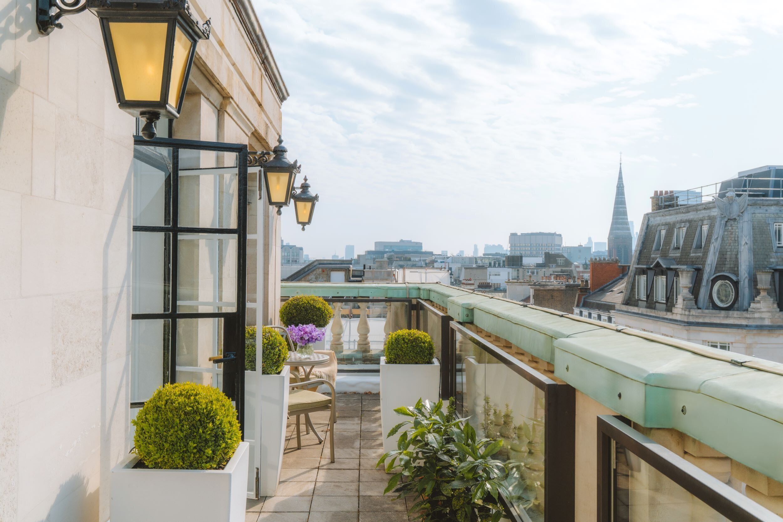 เครื่องนอนป้องกันสารก่อภูมิแพ้, มินิบาร์, ตู้นิรภัยในห้องพัก, โต๊ะทำงาน