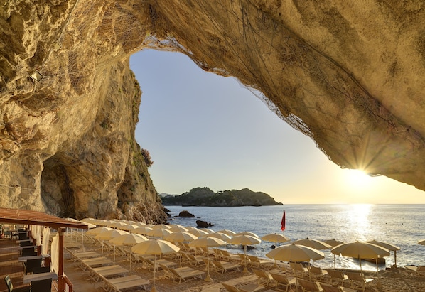 Private beach, sun-loungers, beach umbrellas, beach towels - UNA Hotels Capotaormina (Taormina)
