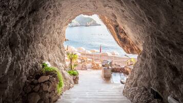 Plage privée, chaises longues, parasols, serviettes de plage
