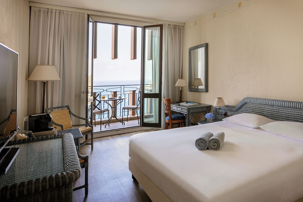 1 bedroom, premium bedding, down duvets, minibar