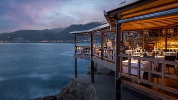 3 restaurants, breakfast, lunch, dinner served; Italian cuisine