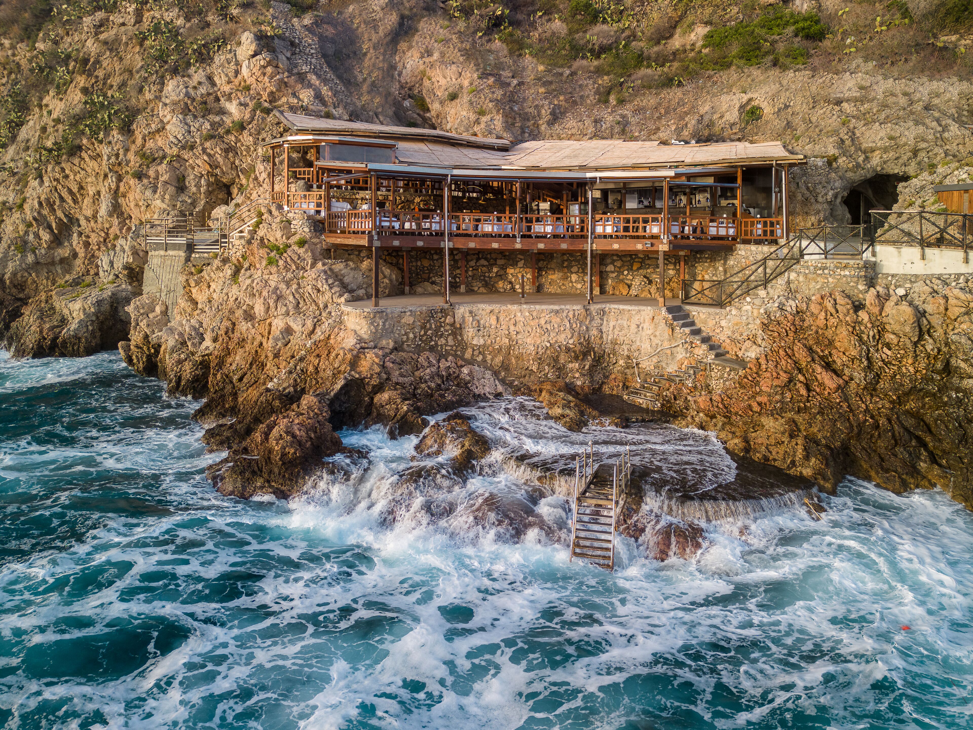 3 restaurants, breakfast, lunch, dinner served; italian cuisine