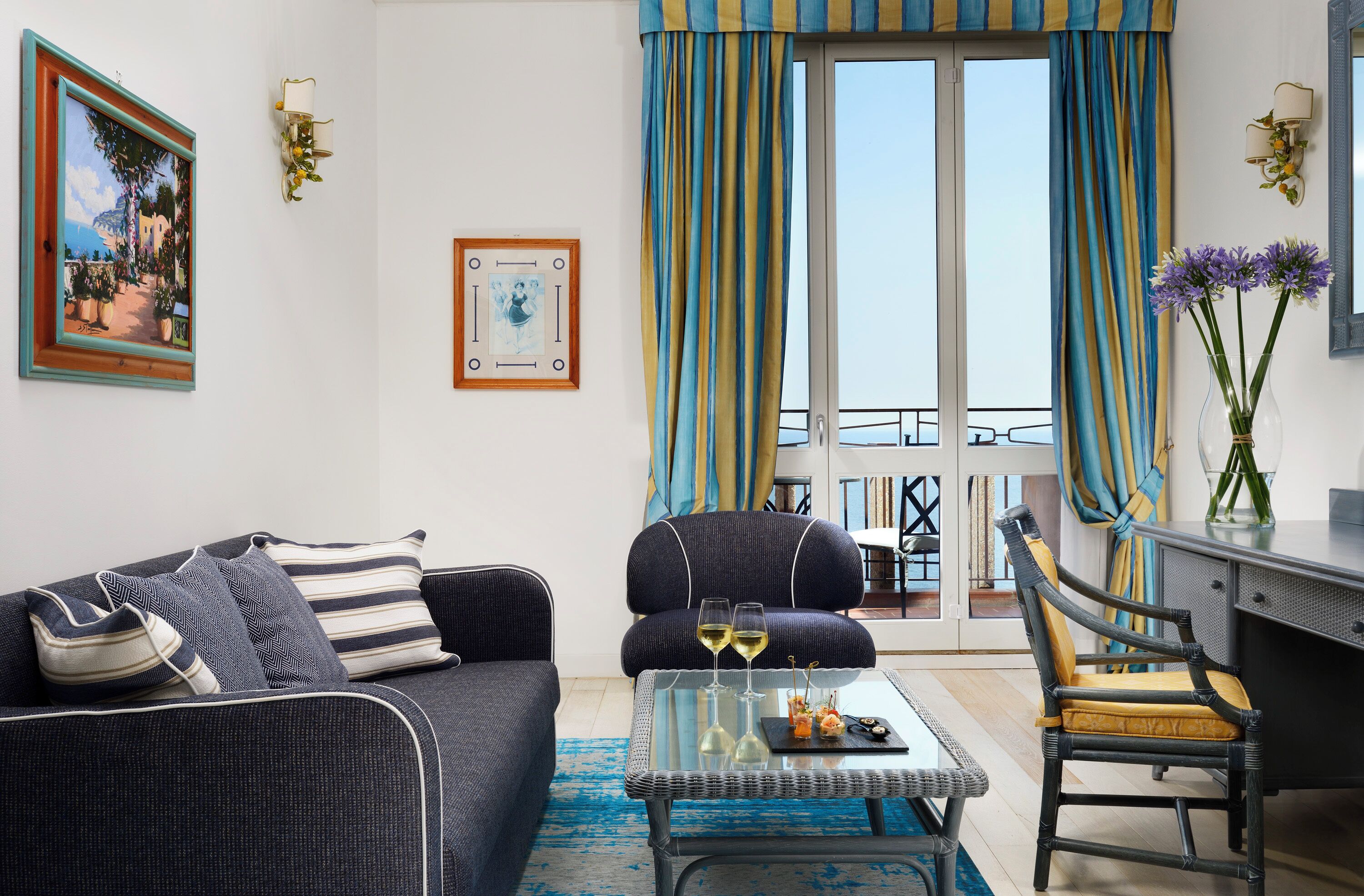 Junior-suite - flere senge (with Rollaway Bed with View) | Opholdsområde | 32-tommers LCD-tv med satellitkanaler, tv