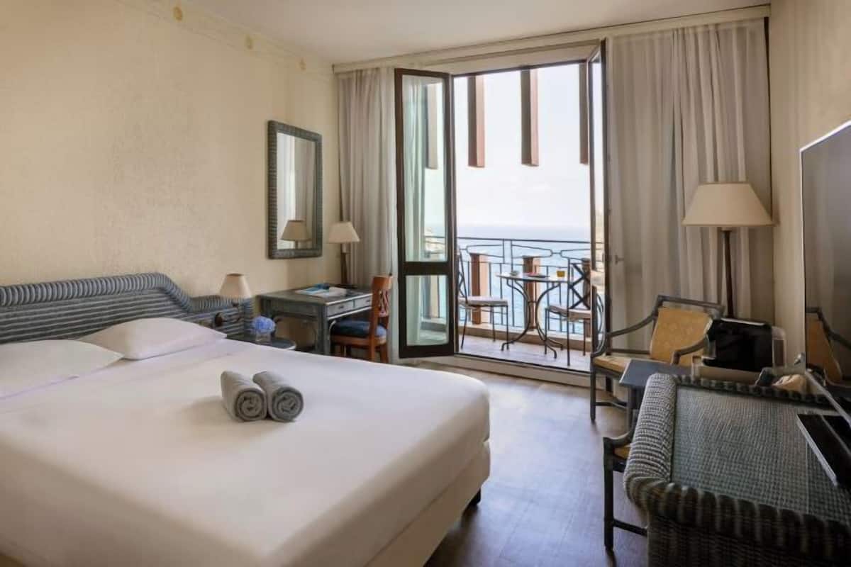 1 bedroom, hypo-allergenic bedding, down duvets, minibar