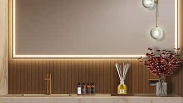 Combined shower/tub, rainfall showerhead, free toiletries, hair dryer