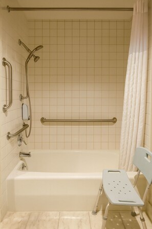 Room, 2 Queen Beds | Bathroom | Combined shower/tub, rainfall showerhead, free toiletries, hair dryer - Carlyle Hotel (Campbell)