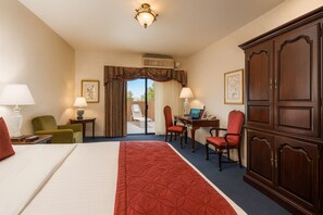 Muebles diferentes, escritorio y espacio para trabajar con laptop