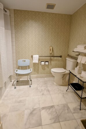 Combined shower/tub, rainfall showerhead, free toiletries, hair dryer - Carlyle Hotel (Campbell)