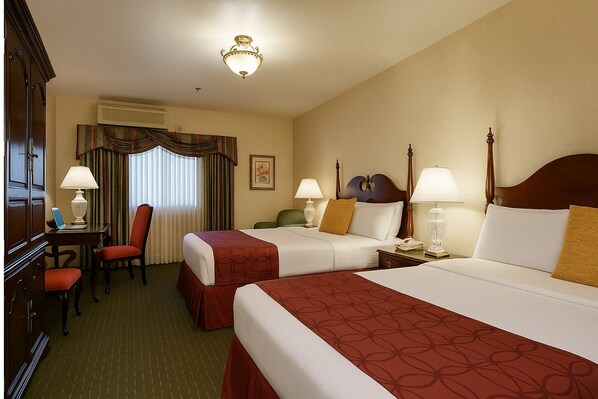 Chambre, 2 grands lits | Ameublement personnalisé, bureau