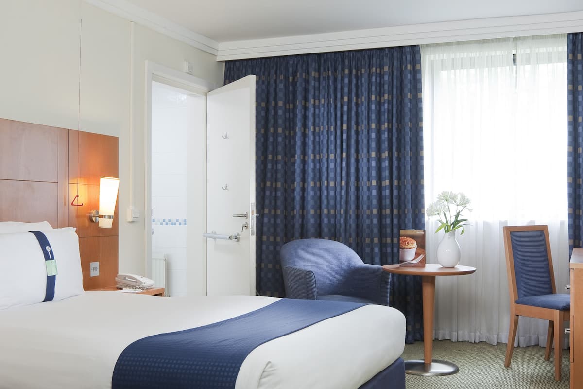 Standard Room, 1 Double Bed, Accessible | Minibar, in-room safe, desk, iron/ironing board