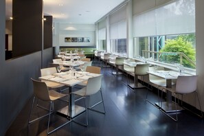 朝食、ランチ、ディナーに営業