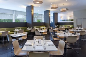 Serveert ontbijt, lunch, diner, internationale gerechten 