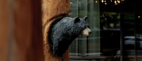 Un poteau en bois sur lequel est fixée une sculpture d’ours.