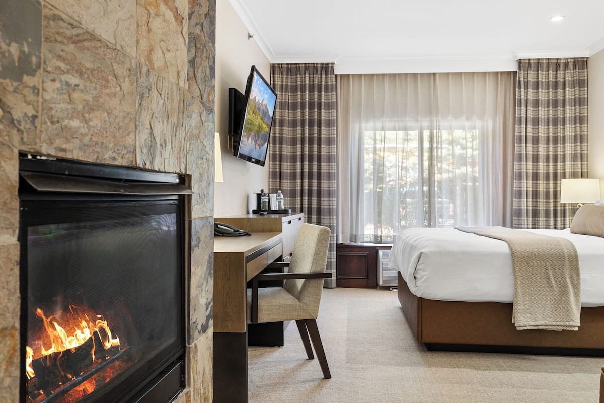 Chambre Supérieure, 1 trÚs grand lit et 1 canapé-lit, cheminée (Premier King with Fireplace)