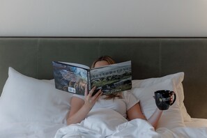 Premium bedding, pillow-top beds, in-room safe, desk - The Lodge at Jackson Hole (Jackson)