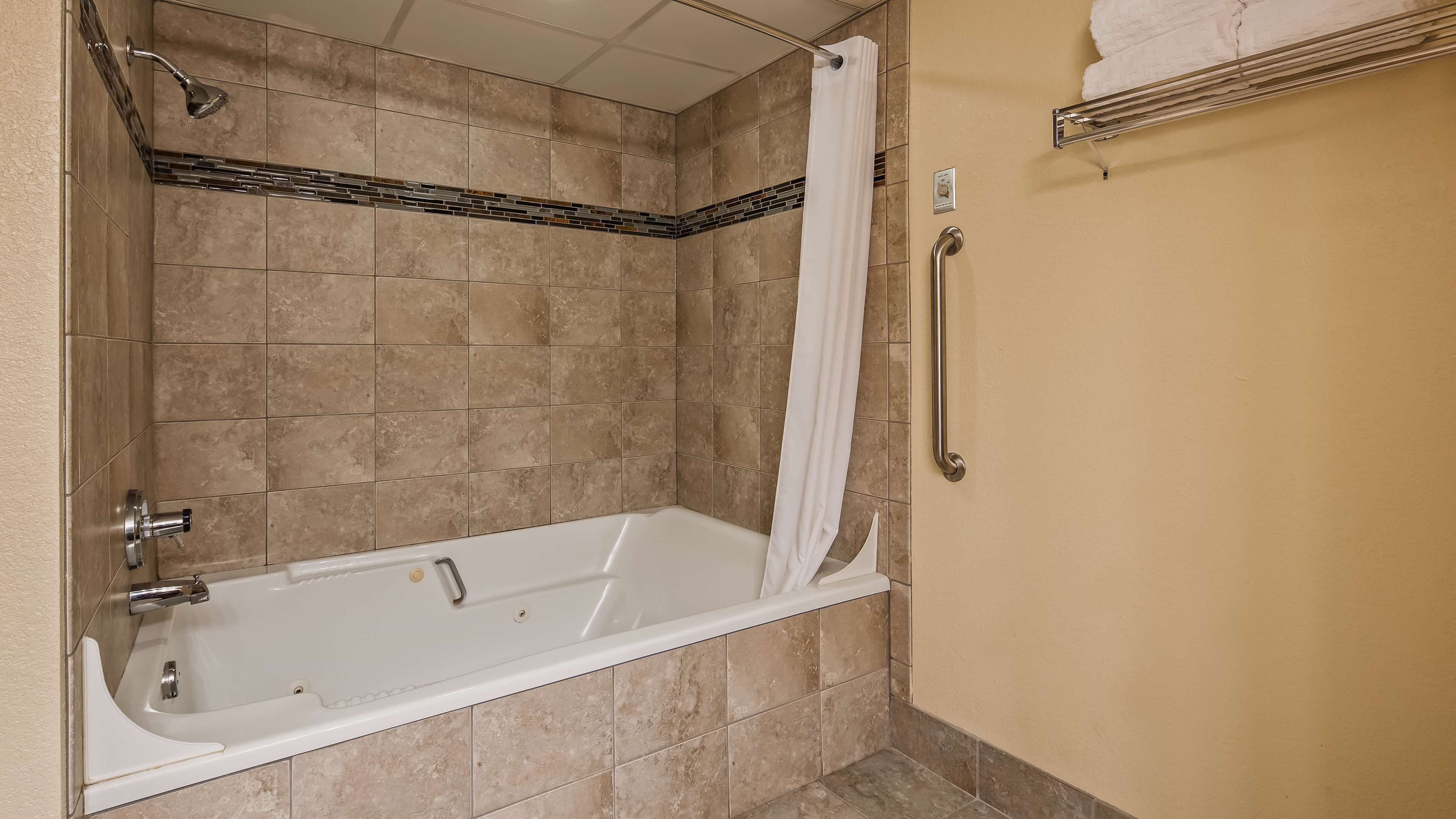 suite, 1 king bed, non smoking, jetted tub (with sofabed) | bathroom | combined shower/bathtub, free toiletries, hair dryer, towels