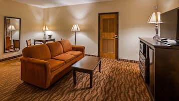 Suite, 1 King Bed, Non Smoking, Jetted Tub (with Sofabed) | Pillowtop beds, in-room safe, desk, laptop workspace